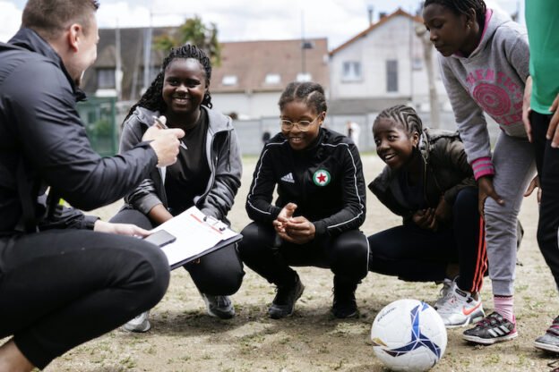 educateur-session-nike-enfants-accroupiscbenjamineagle